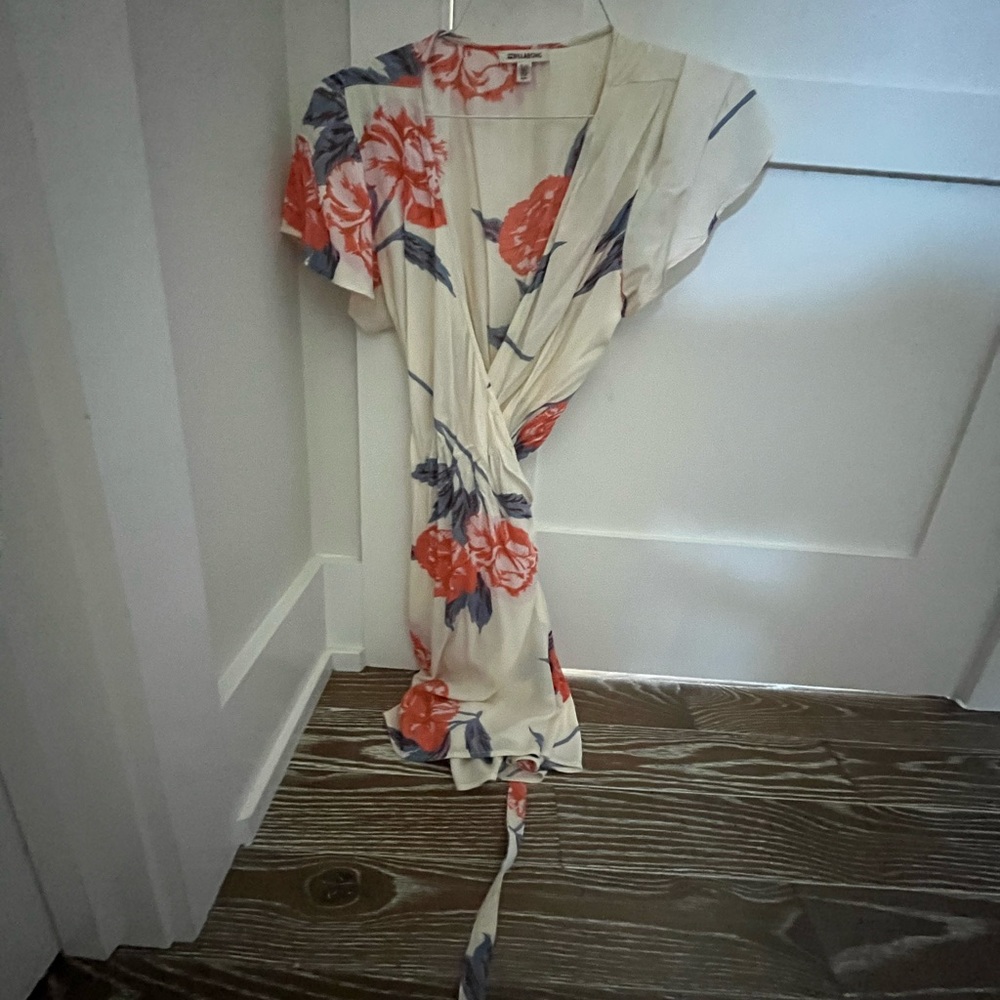 Super cute Billabong beachy dress, It’s a wrap around dress and it’s super cute.